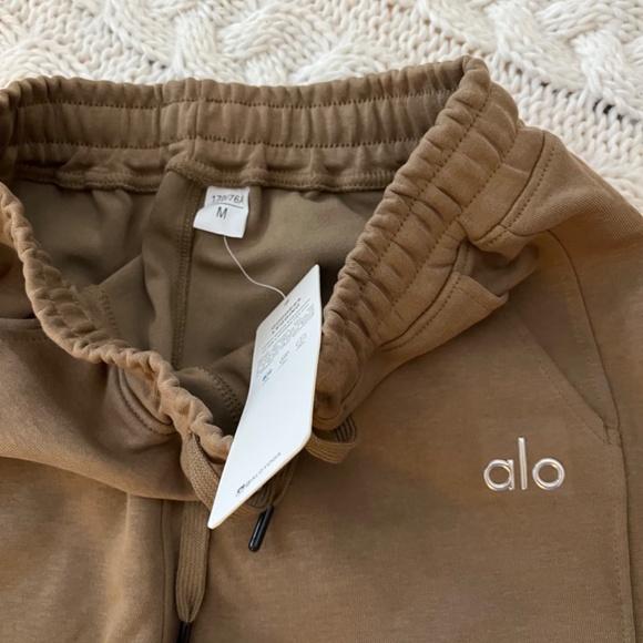 Alo Yoga Sweatpants (NWT) - Picture 5 of 6
